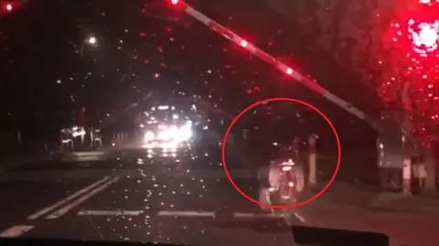 Rowerzysta przejechał na czerwonym świetle przez przejazd kolejowy