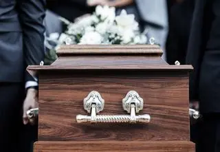 Ksiądz miał zaczynać ostatnie pożegnanie. Prokurator polecił zabrać trumnę z ciałem