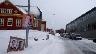 Plakaty wyborcze na ulicach Nuuk na Grenlandii 