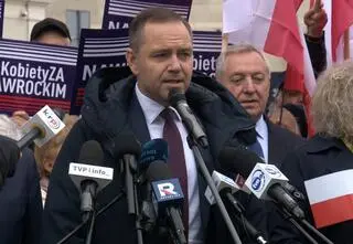 Konferencja wśród krzyków tłumu. Nawrocki oświadczenia nie pokazał