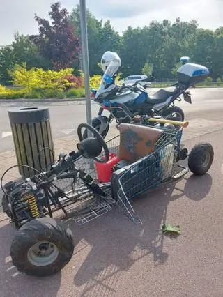 Zamontował silnik do sklepowego wózka i ruszył przez miasto
