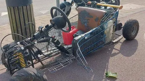 Zamontował silnik do sklepowego wózka i ruszył przez miasto