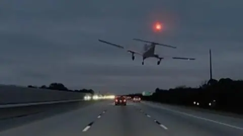 Awionetka lądująca na autostradzie