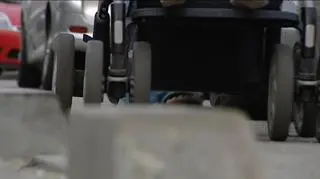 Chodnikowy absurd na Trawowej