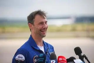 Sławosz Uznański-Wiśniewski na lotnisku w Kolonii