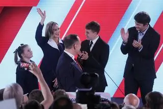 Wieczór wyborczy - Karol Nawrocki z rodziną