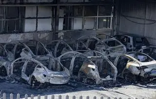 Pożar w salonie Tesli, spłonęło 17 samochodów