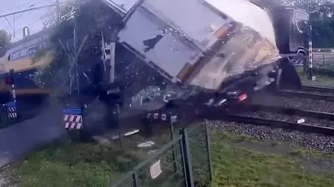 Kamera uchwyciła moment uderzenia pociągu w ciężarówkę w Holandii