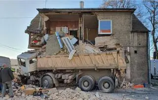 Wypadek w Piławie Dolnej. Ciężarówka uderzyła w budynek