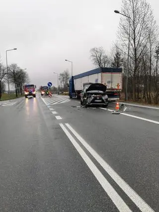 Zderzenie busa szkolnego z samochodem osobowym