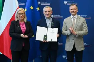 Ojciec Rafał Kupczak, przełożony wspólnoty oblatów na Świętym Krzyżu, w kwietniu 2025 r. otrzymał Odznakę za Zasługi dla Ochrony Środowiska i Klimatu