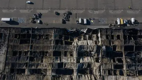 Zniszczona po pożarze hala kompleksu handlowego przy Marywilskiej 44 w Warszawie