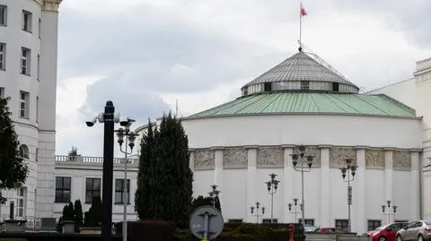 Znaczny spadek poparcia dla PiS. Nowy sondaż