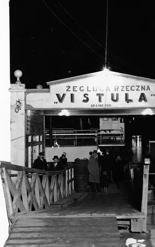 Wejście na przystań Żeglugi Rzecznej "Vistula" na Wiśle w Warszawie 