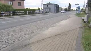 Ślady hamowania busa przed miejscem, gdzie 46-latek porzucił auto.