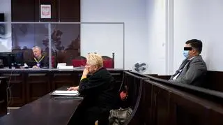 Filip S. na ławie oskarżonych. Przed nim jego pełnomocnik Żanna Dębska