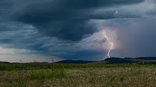 Gdzie jest burza? Grzmi i mocno pada w części kraju