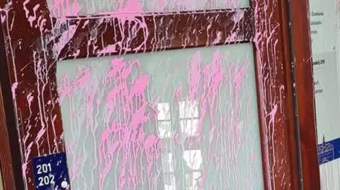 Mężczyzna oblał farbą sekretariat prezydenta