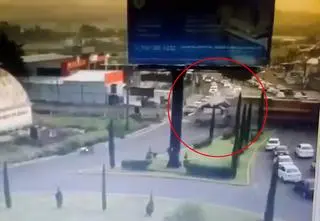 Tragiczny wypadek, pędzący pociąg uderzył w autokar. Nagranie
