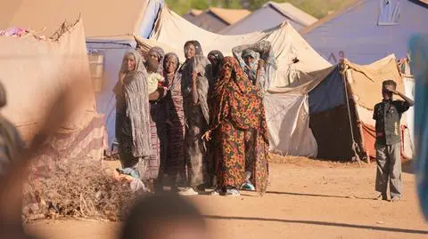 Cywile, którzy uciekli przed RSF, w obozie Goz al-Haj, Chartum, Sudan