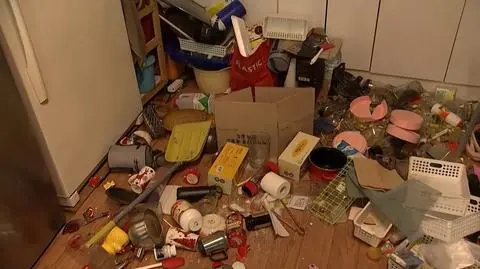 Uszkodzony budynek w wyniku "nieprawidłowo" zrzuconych bomb podczas manewrów