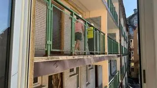 Działania policji na miejscu pożaru w Ząbkach