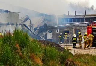 Kurnik ma wymiary 40 na 100 metrów. Cały został objęty ogniem