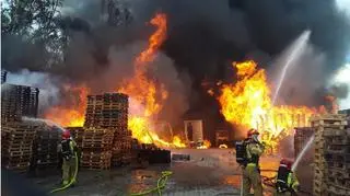 Pożar składowiska palet w Łodzi