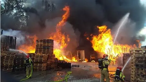Pożar składowiska palet w Łodzi