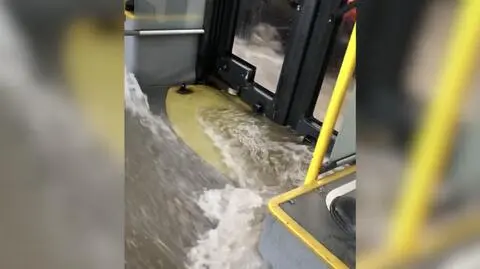 "Powódź" w miejskim autobusie