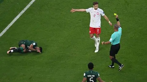 Brutalne faule zamiast goli. Polacy zaczęli od zbierania kartek