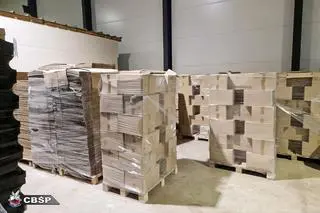 Funkcjonariusze zabezpieczyli kilkadziesiąt palet półproduktów do produkcji papierosów
