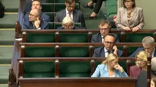 Posłowie zadają pytania po expose, premiera brak