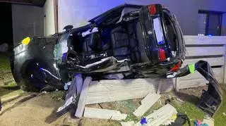 Auto wypadło z drogi, zatrzymało się na ogrodzeniu