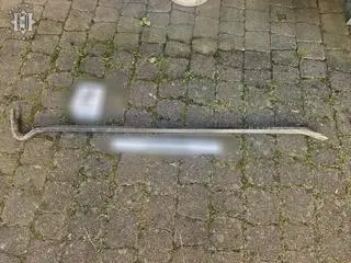 Ruszył z łomem na policjantów, padły strzały