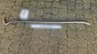Ruszył z łomem na policjantów, padły strzały