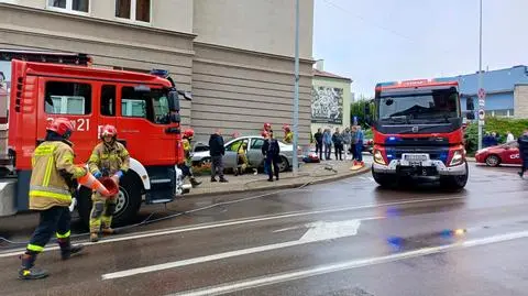 Jechał za szybko i uderzył w budynek