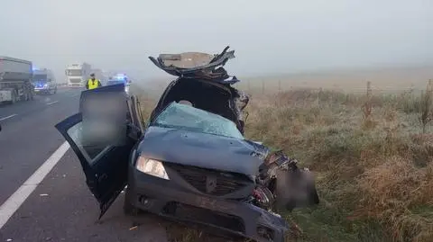 Czołowe zderzenie ciężarówki z osobówką. Nie żyje kierowca