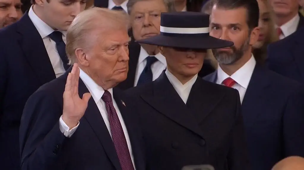 Trump składa przysięgę 