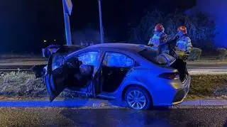 Taksówka uderzyła w słup i stanęła w płomieniach