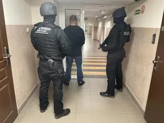 Podali się za policjantów, skrępowali właściciela domu