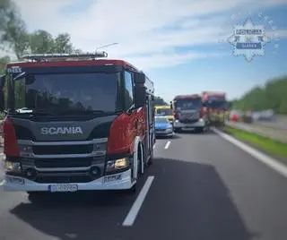 Kierowca ciężarówki wjechał w bariery.
