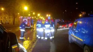 Na miejscu pracowali strażacy, policjanci i pracownicy pogotowia oświetleniowego