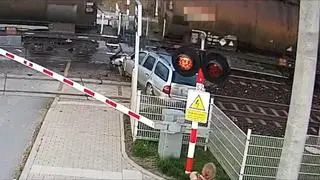 Wyłamał rogatkę i zderzył się z pociągiem 