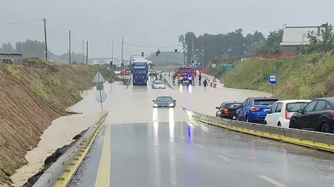 Auto utknęło na zalanym fragmencie S7, Biskupice pływają