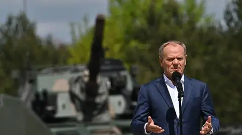 Tusk podczas uroczystego apelu z okazji Narodowego Dnia Zwycięstwa