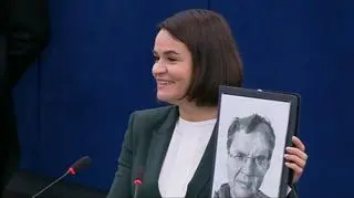 Swiatłana Cichanouska trzyma portret Andrzeja Poczobuta