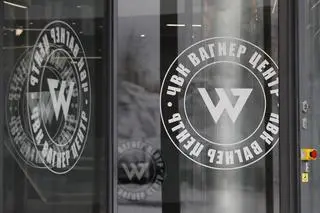Logo Grupy Wagnera na jej siedzibie w Petersburgu w Rosji