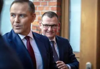 Właśnie wjeżdża do wielkiej polityki. Podróż zaczął na studenckich zniżkach