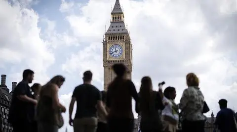 Przechodnie na Parliament Square
